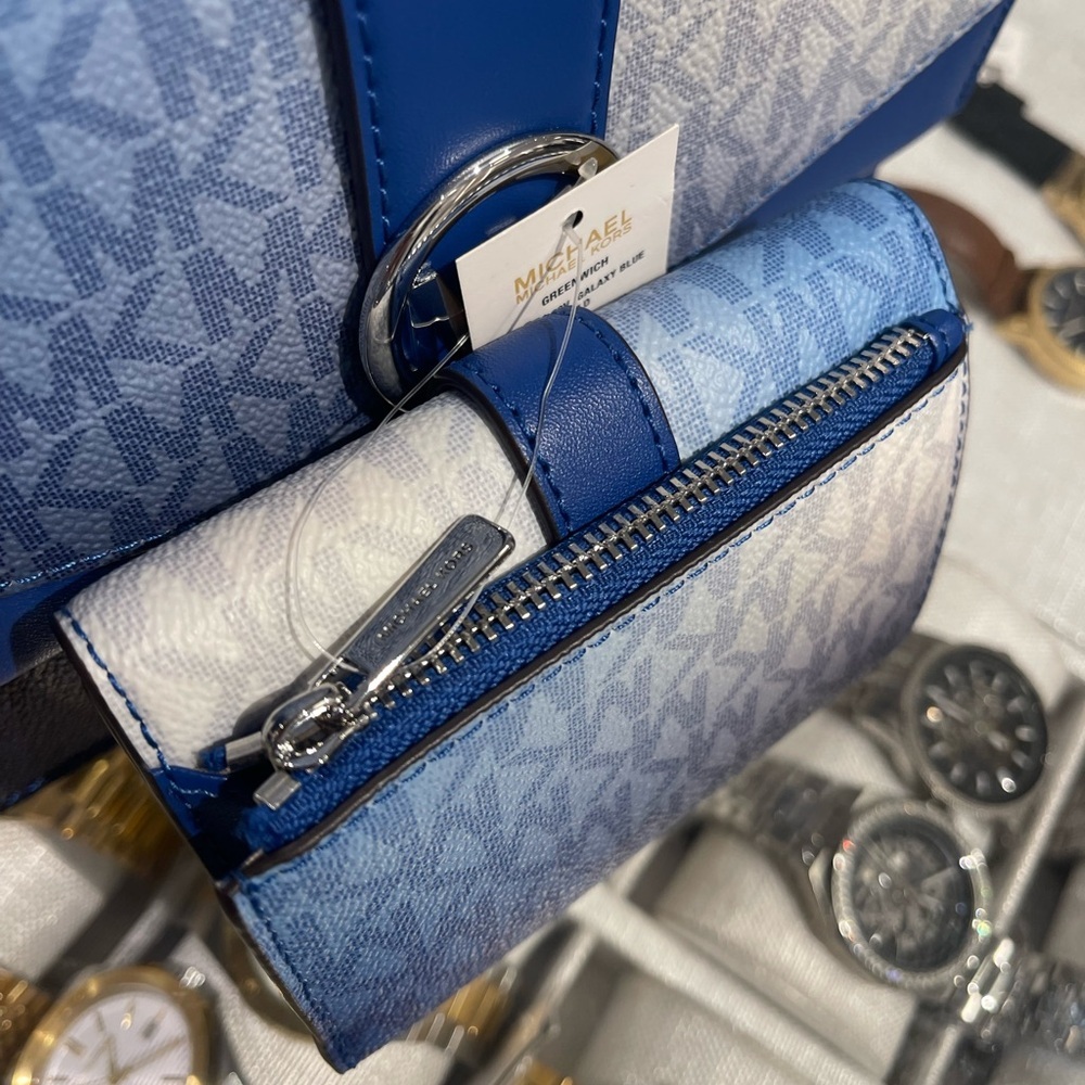MICHAEL KORS Greenwich Med Ombré Signature Logo Tri-Fold Wallet
Galaxy Blue
NWT - Picture 14 of 16